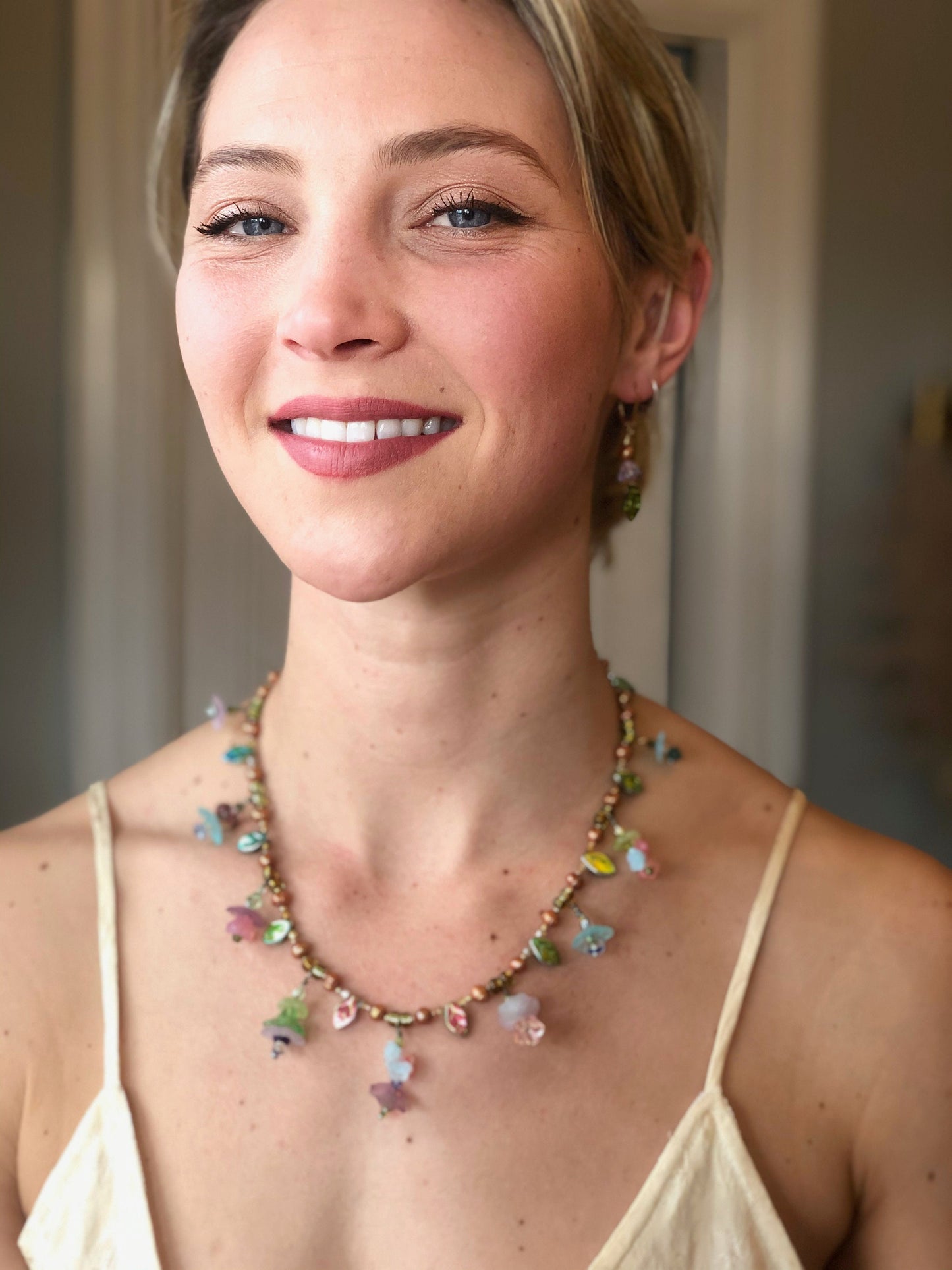 Glass floral and pearl beaded necklace. Stunning necklace designed with pearl, glass and lucite beads,
