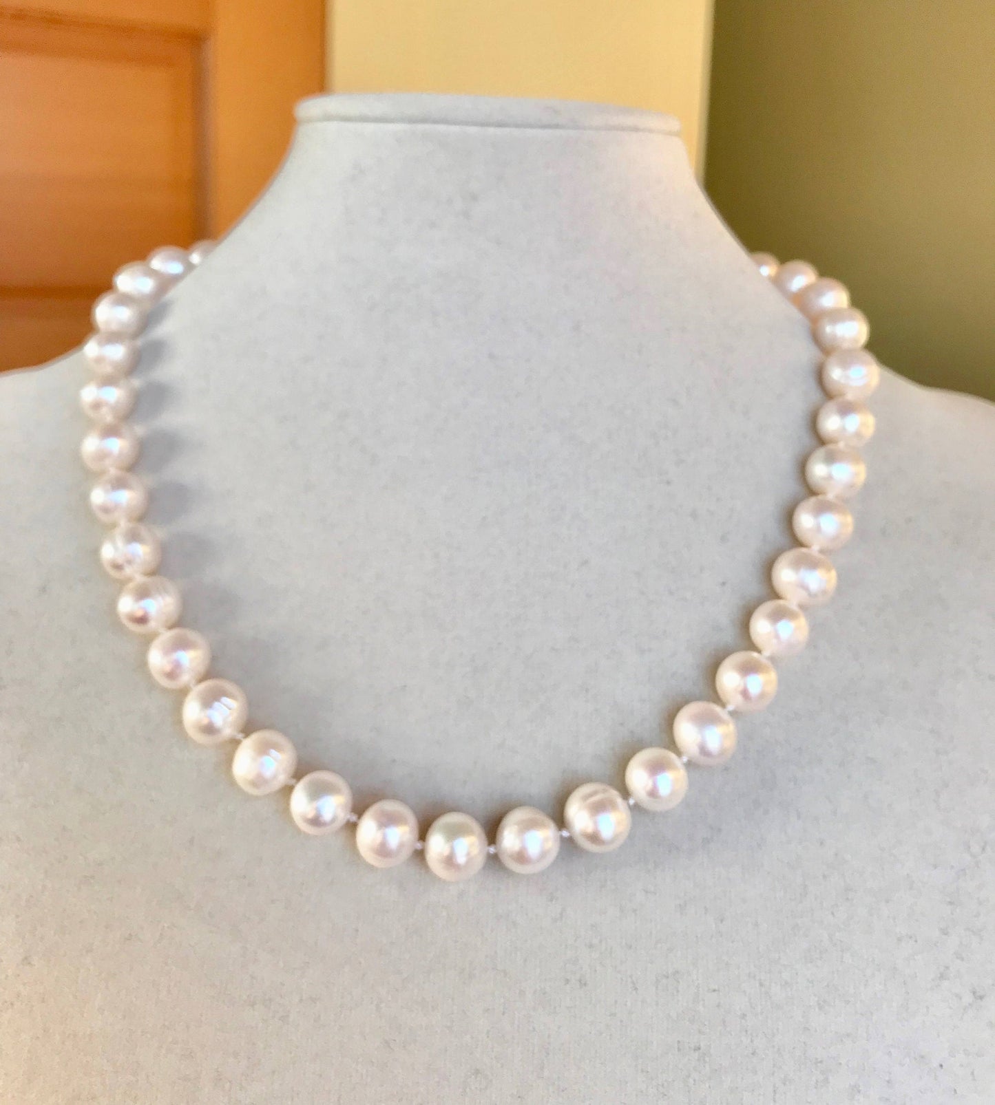 Pearls. Beautiful knotted fresh water pearl necklace. The necklace is finished with a filigree gold clasp.